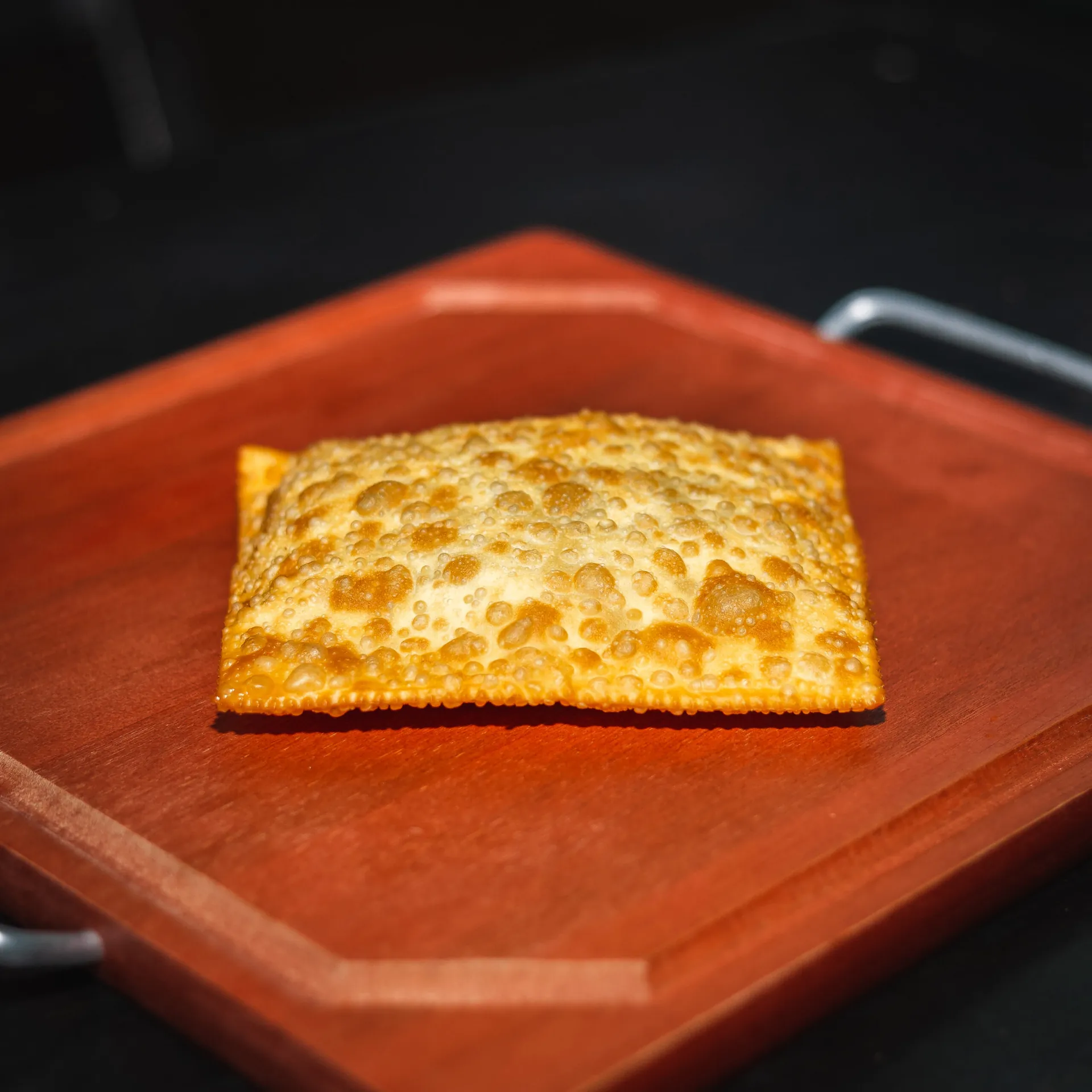 Pastel artesanal dourado e crocante na bandeja — Sabores da Nona